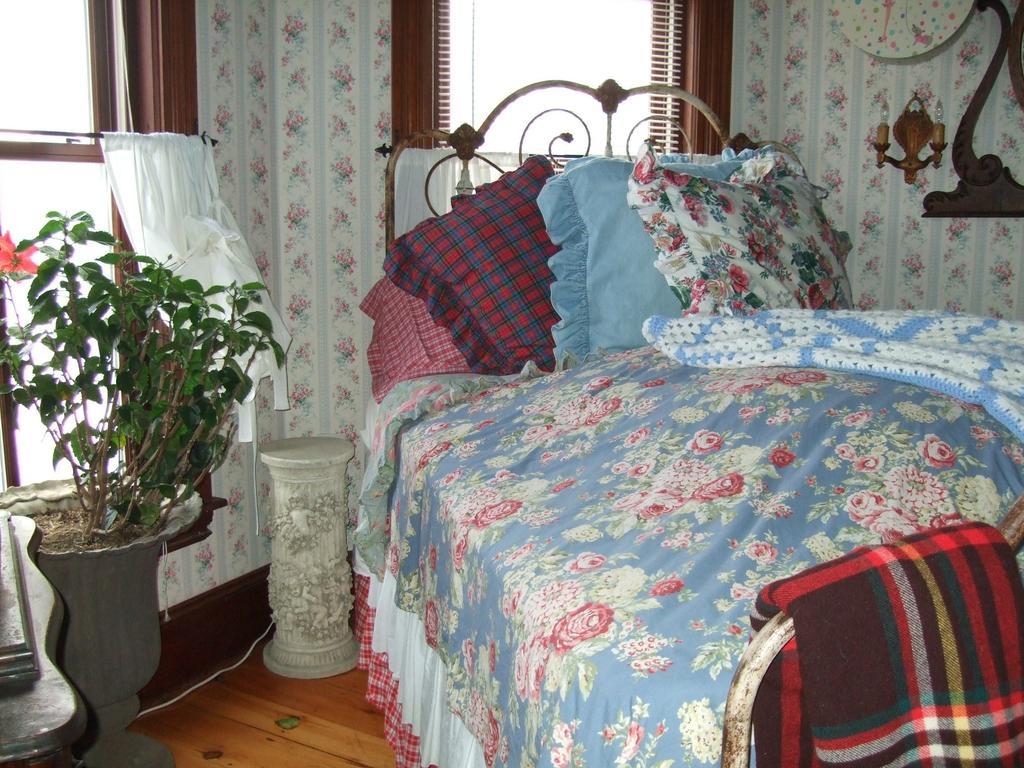 Enchanted Nights Bed & Bath Kittery Room photo